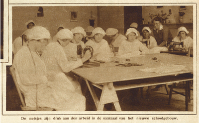 79296 Interieur van de Utrechtsche Industrie- en Huishoudschool (Nieuwegracht 135) te Utrecht: naailokaal.